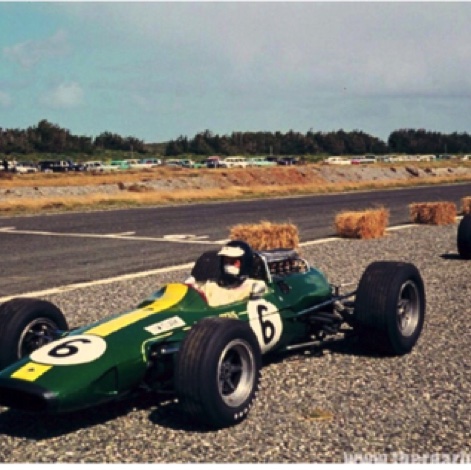 Jim rejoint la grille de départ à Terratonga devant Piers Courage sur BRM
© Ian Peak